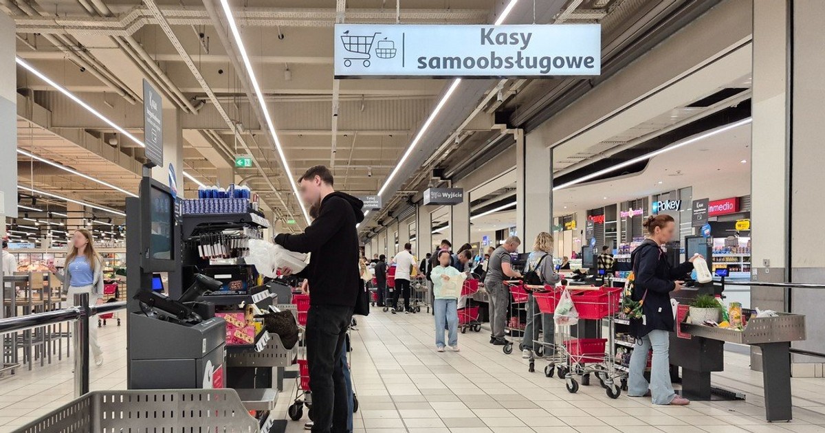 Znana sieć handlowa ostrzega przed wodą mineralną. Lepiej ją wylać