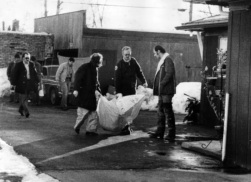 Śledczy niosą szczątki ciała znalezione pod podłogą garażu domu Johna Wayne&#39;a Gacy&#39;ego. 22 grudnia 1978 roku w Chicago. (Karen Engstrom / Chicago Tribune / Tribune News Service za pośrednictwem Getty Images)