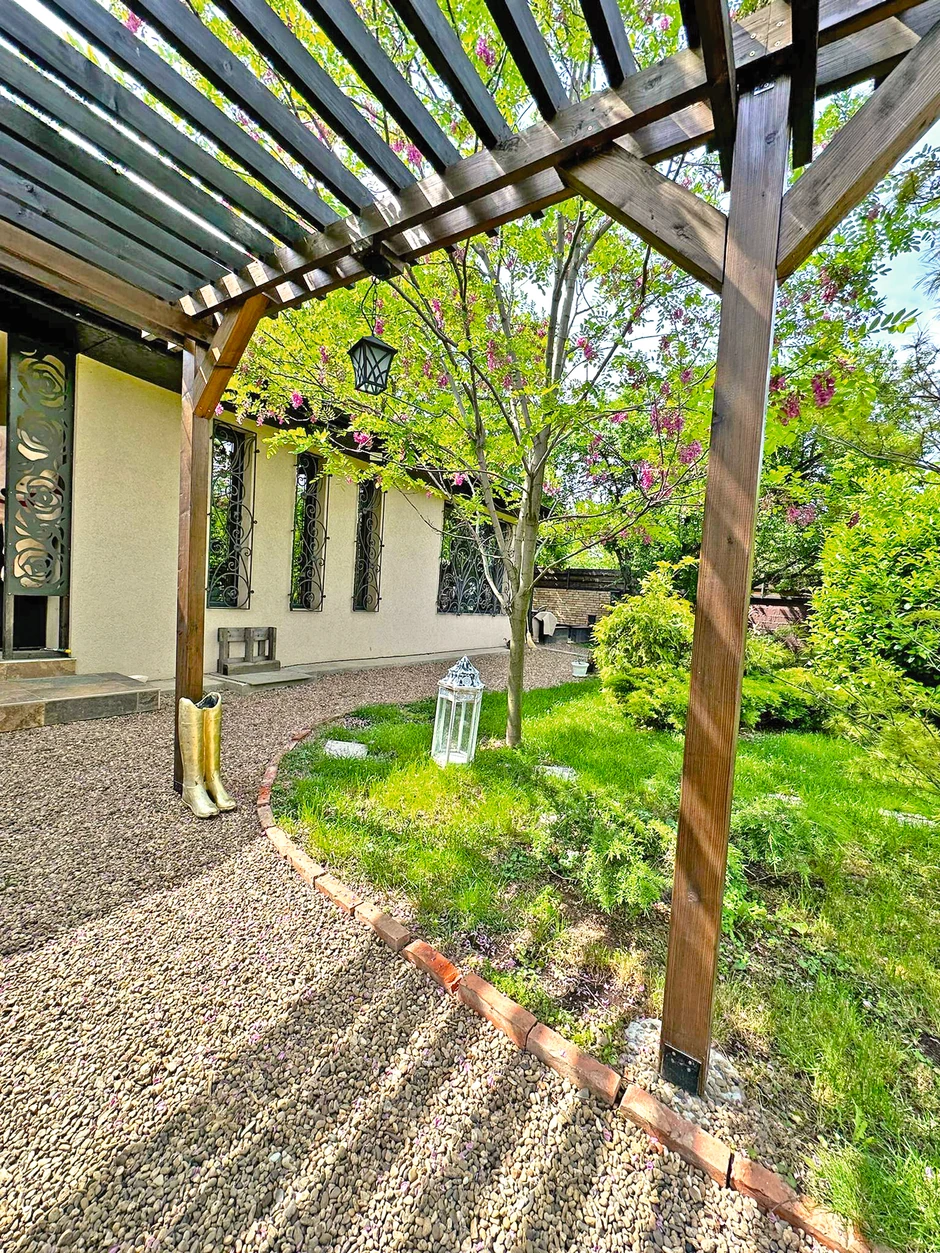 Dvorište u domu pevačice Marije Mikić