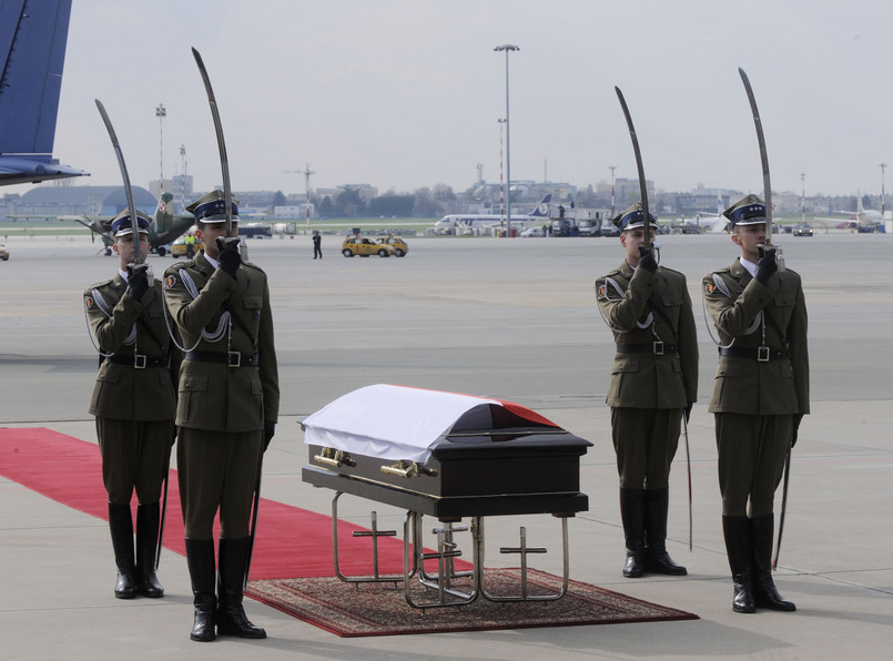 Trumna ze zwłokami prezydenta Lecha Kaczyńskiego