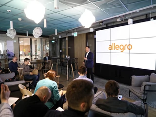 Prezes Allegro Francois Nuyts w trakcie prezentacji planów platformy