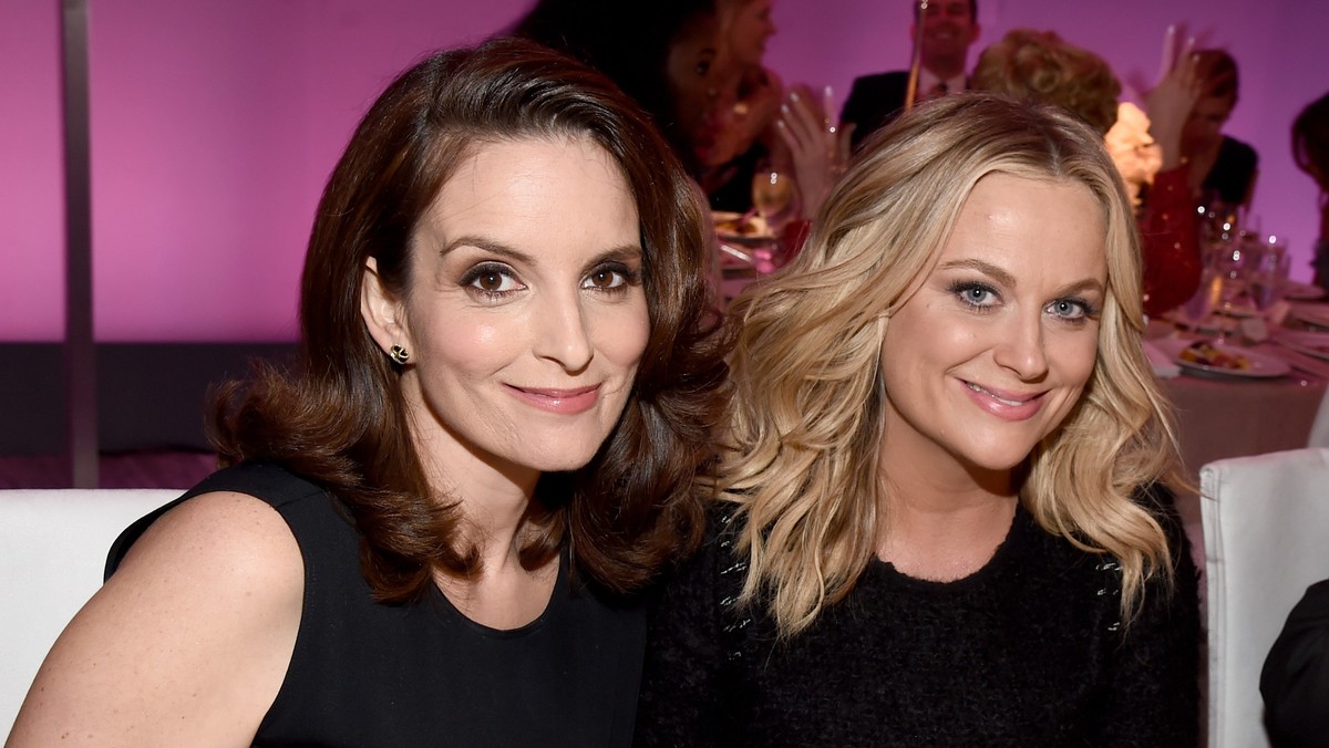 Tina Fey i Amy Poehler. Może o nich słyszeliście. Odpowiadają za sukcesy „Saturday Night Live” oraz seriali „Rockefeller Plaza 30” i „Parks and Recreation”. Aktorki, scenarzystki, producentki, królowe ostrej i niepoprawnej politycznie i społecznie komedii. No i najlepsze przyjaciółki, które w przyszłości mogą stać się najfajniejszymi teściowymi dla swoich dzieci.