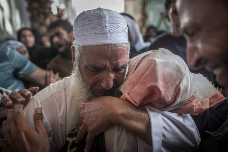 4-letnia Sara, która zginęła podczas izraelskiego nalotu trzymana przez jednego z członków rodziny