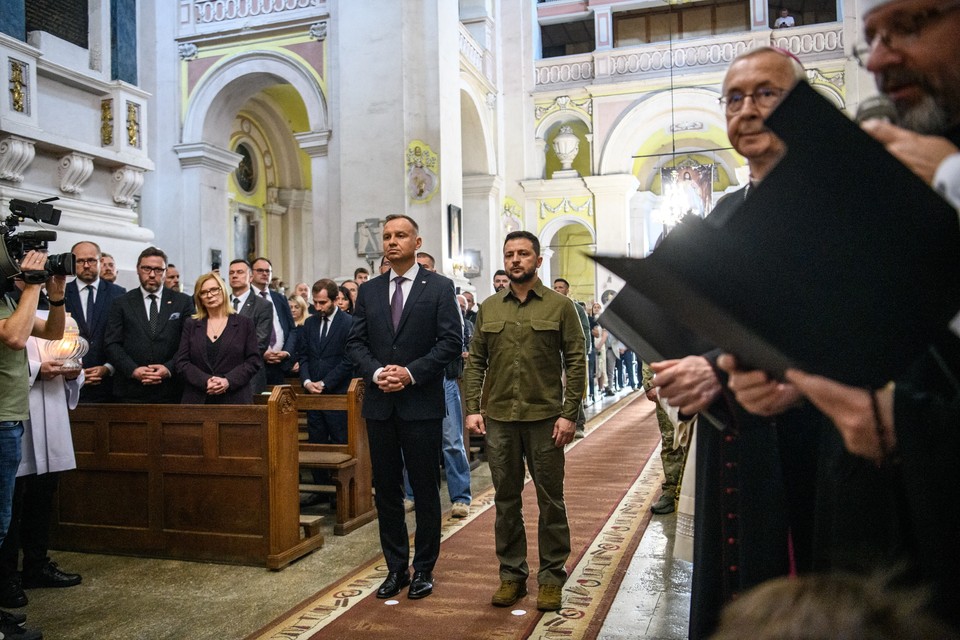 Andrzej Duda i Wołodymyr Zełenski w katedrze św. Apostołów Piotra i Pawła w Łucku