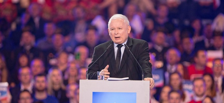 "Kaczyński raczej nie potrafi grać w piłkę, więc niech nie przedstawia swoich hattricków"