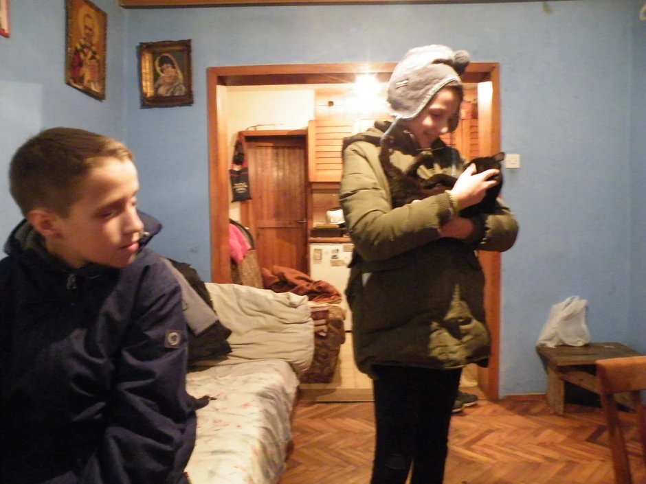 Brat i sestra imaju i ljubimca - crnog mačka munju