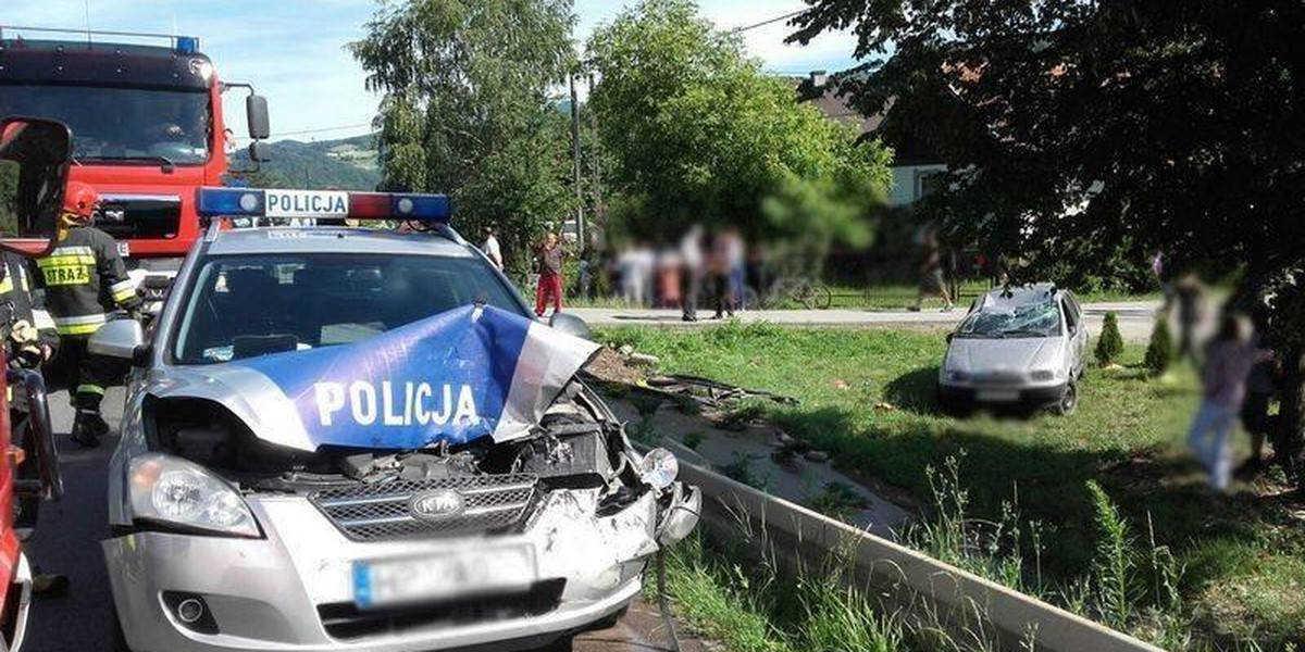 Fiat zderzył się w Maszkowicach z radiowozwem