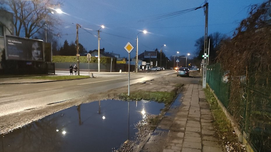 Trakt Lubelski czeka na pilną modernizację. Brakuje nie tylko chodnika i ścieżki rowerowej ale też odwodnienia pobocza drogi, przejść dla pieszych z azylami oraz miejsc postojowych; źródło: bo.um.warszawa.pl