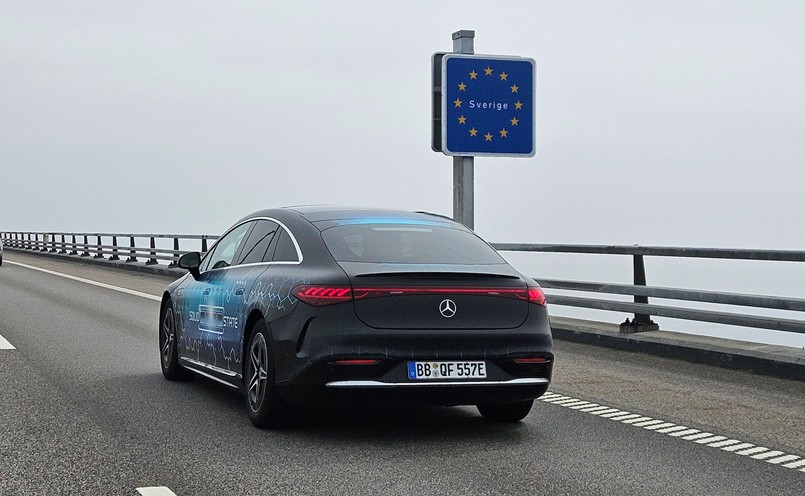 Mercedes EQS z akumulatorem ze stałym elektrolitem na jednym ładowaniu pokonał 1205-kilometrową trasę ze Stuttgartu w Niemczech do Malmö w Szwecji