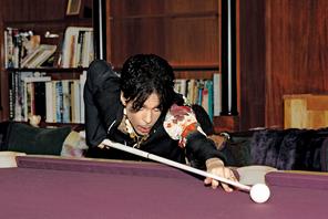 Prince gra w bilard