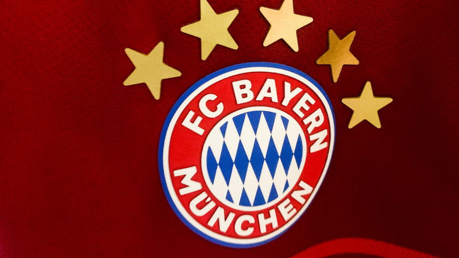 Logo na koszulce Bayern Monachium