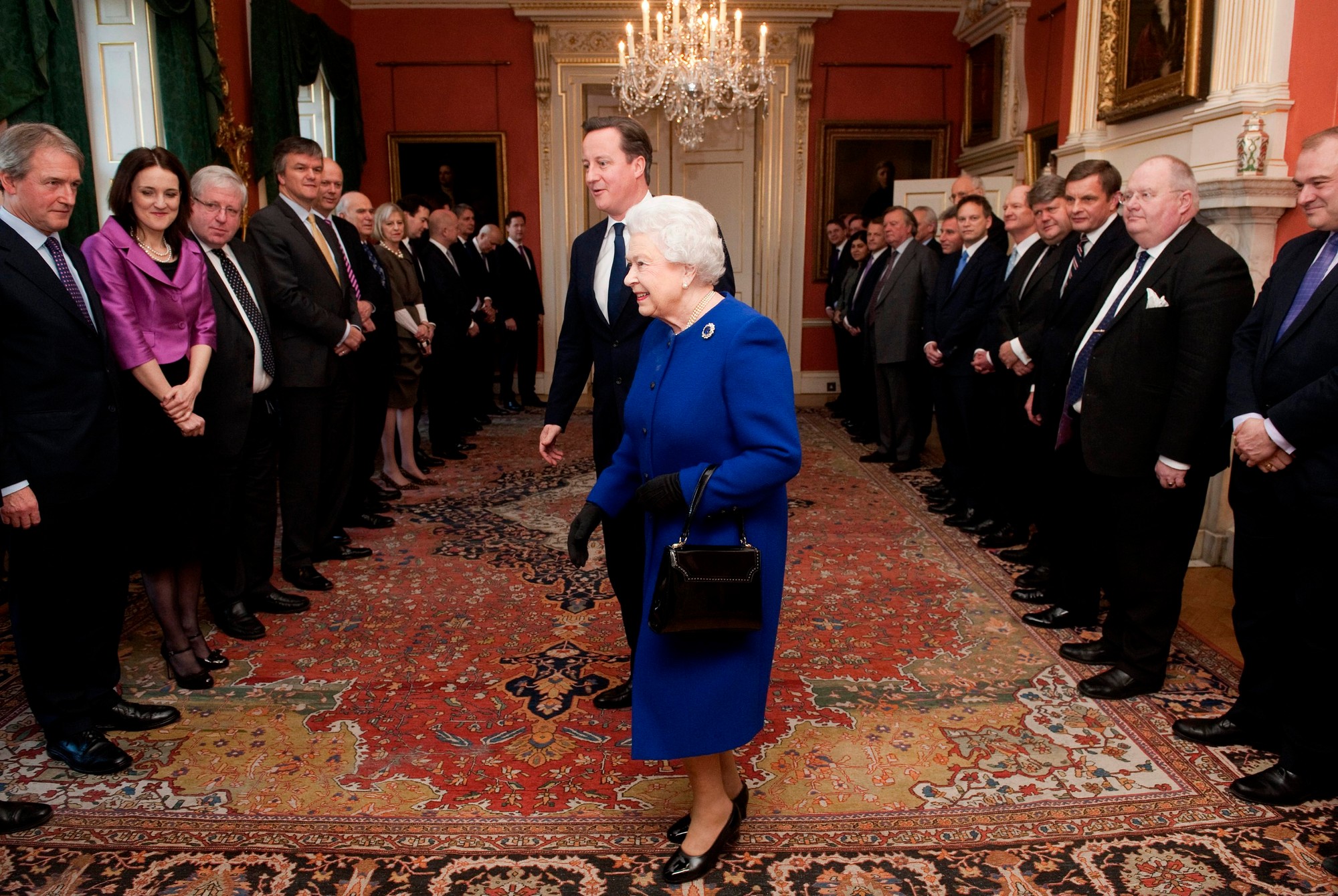 Britská kráľovná Alžbeta II. s premiérom Davidom Cameronom.