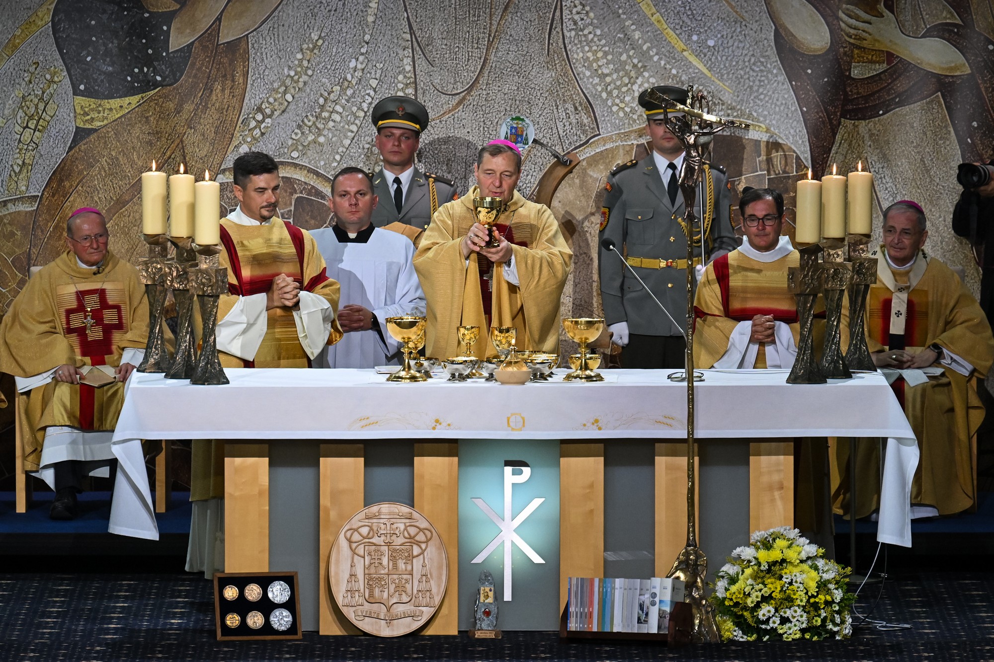 Novovymenovaný biskup ordinariátu Ozbrojených síl a ozbrojených zborov SR Pavol Šajgalík prijal biskupské svätenie. 