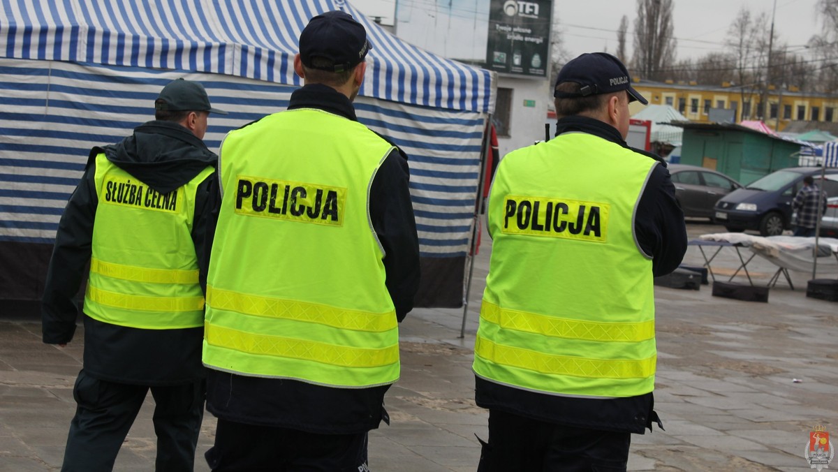 Warszawa: protestujący związkowcy ze służb mundurowych idą do premiera