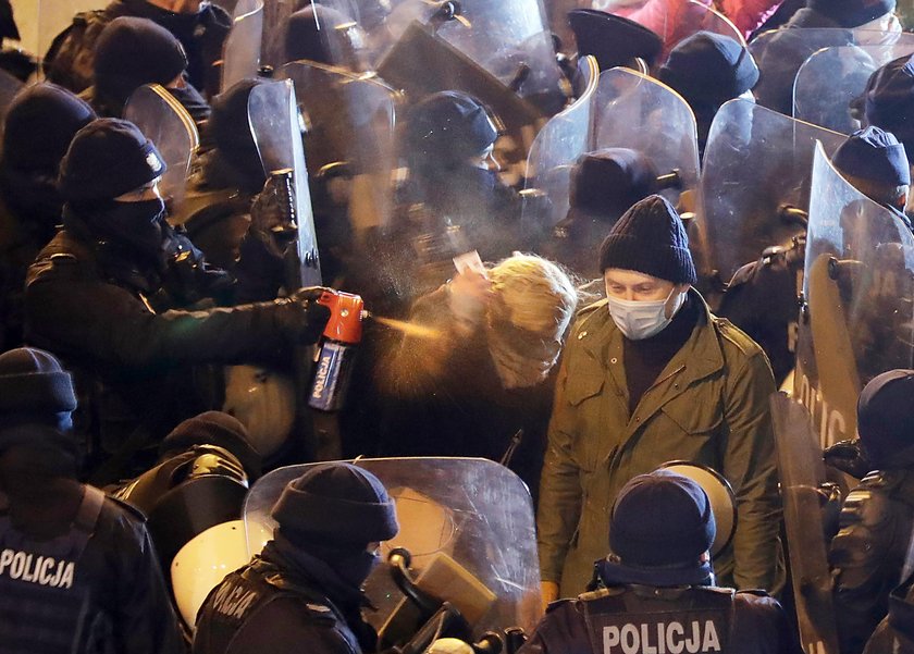 Barbara Nowacka zagazowana przez policjantów