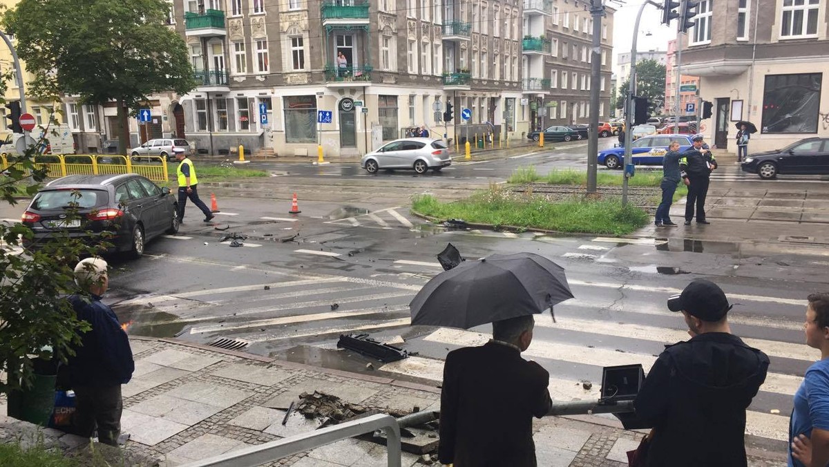 Samochód na torowisku i uszkodzone zaparkowane auta na ul. Sikorskiego