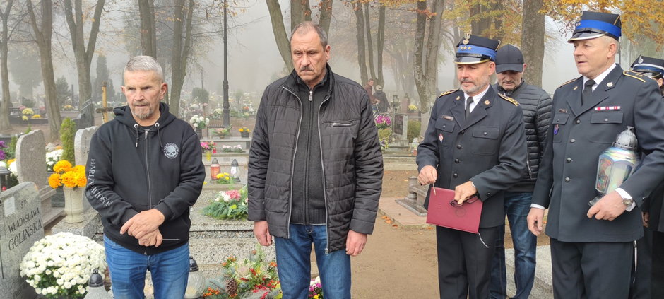 Strażacy odwiedzili groby swoich koleżanek i kolegów. Był czas na wspomnienia i zadumę