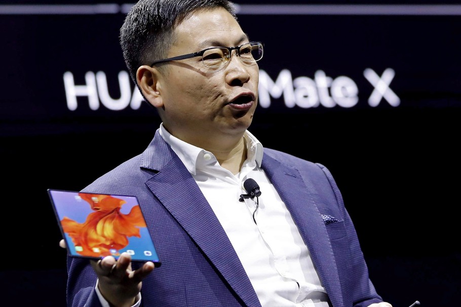 Richard Yu prezesntuje rozkładany smartfon Huawei Mate X