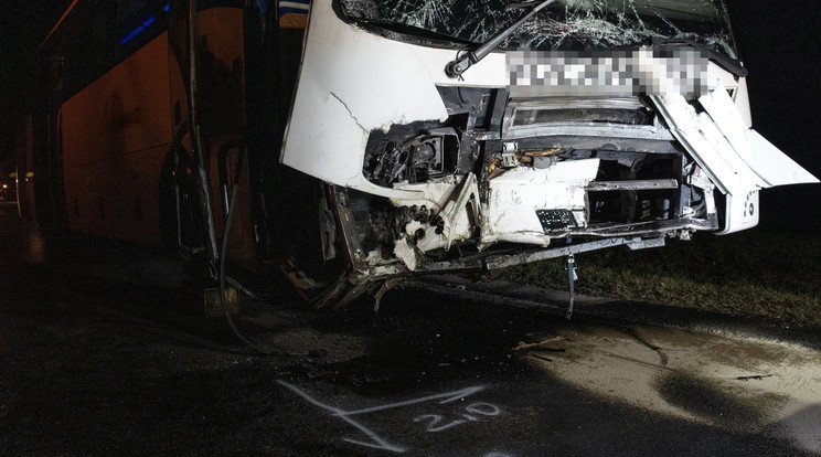 Ütközésben összetört személygépkocsi Győr-Moson-Sopron vármegyében, Nyúl és Écs között 2023. február 13-án. A személyautó a menetrend szerinti helyközi busszal ütközött össze a 82-es számú főút 62-es kilométerénél, vezetője a helyszínen életét vesztette / Fotó: MTI/Krizsán Csaba