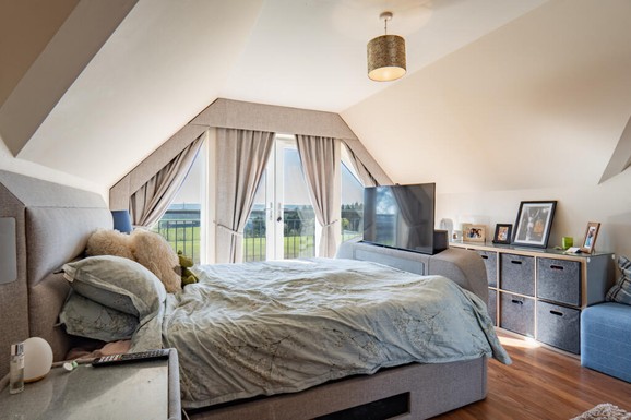 Najjači muškarac Evrope prodaje luksuznu kuću nakon skandala. Za beg u planine traži pola miliona funti (FOTO)