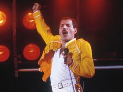 Rekordowa cena na aukcji, 815 tys. euro za bransoletkę; nosił ją Freddie Mercury