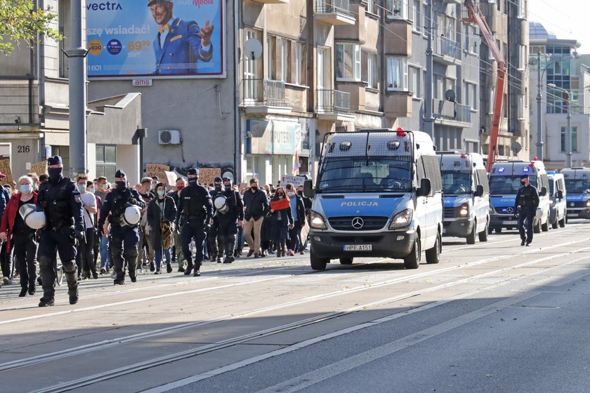 Czarny protest w Łodzi przed PiS i katedrą