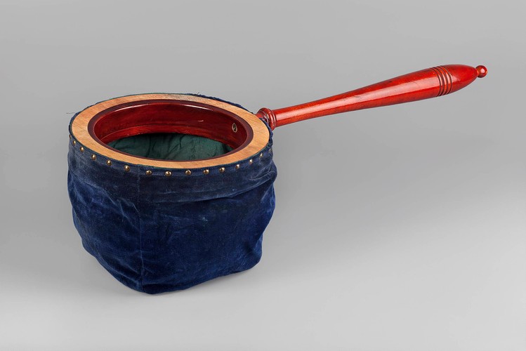 Woreczek do zbierania jałmużny wykonany z pluszu, ok. 1900, nr  inw. 207176 MNW