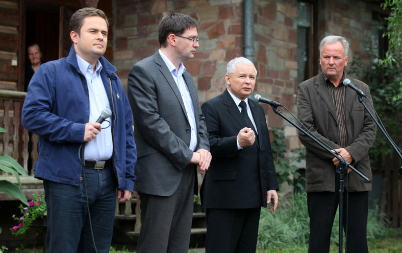 W środku Daniel Obajtek i Jarosław Kaczyński z wizytą u słynnego "Pana Paprykarza", który w 2011 r. zapytał Donalda Tuska: "jak żyć?" (22.09.2011)