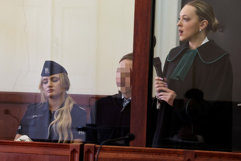 Sebastian Majtczak i adwokatka Katarzyna Hebda (w todze)