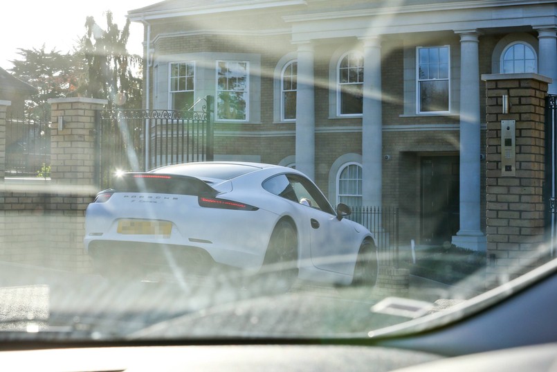 Paparazzi zaczaili się na Wojciecha Szczęsnego w Londynie i zrobili mu kilka zdjęć za kierownicą najnowszego porsche 911 carrera S. Co takie auto kryje pod karoserią i ile kosztuje?