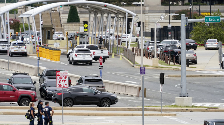 Rendőrök az amerikai védelmi minisztériumhoz, a Pentagonhoz tartozó metróállomás peronjánál, amelynek közelében több lövést is leadtak 2021. augusztus 3-án. A Pentagon épületét lezárták / Fotó: MTI/AP/Andrew Harnik