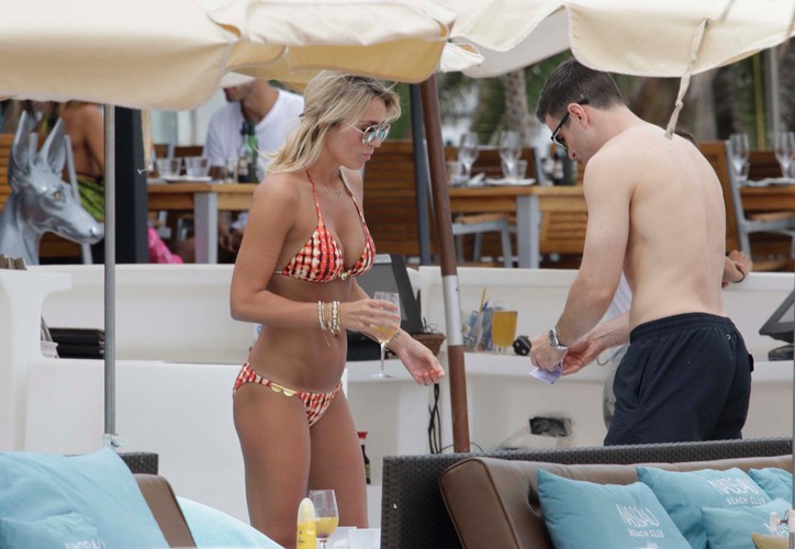 Żona Stevena Gerrarda lepiej wypadła na plaży niż jej słynny mąż na mundialu