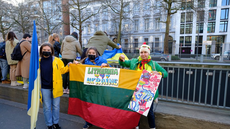 Litwini protestowali przeciwko wojnie przed ambasadą Rosji w Brukseli (zdj. ilustracyjne)