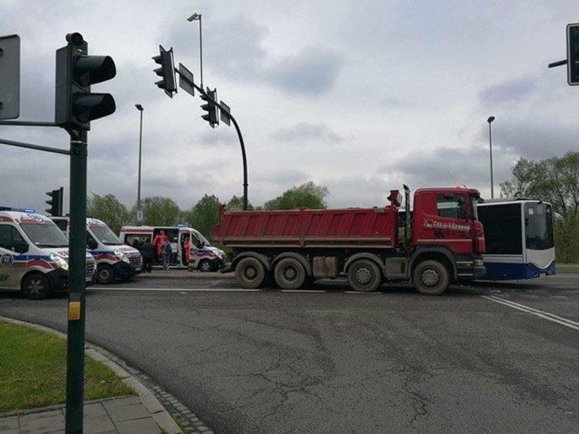 Zderzenie autobusu MPK z samochodem ciężarowym przy ul. Księcia Józefa w Krakowie