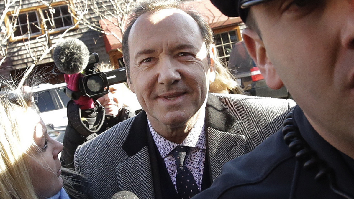 Prokuratura okręgowa hrabstwa Los Angeles formalnie wycofała sprawę przeciwko aktorowi Kevinowi Spacey'owi, ponieważ mężczyzna, który oskarżył aktora o molestowanie, zmarł w trakcie dochodzenia.