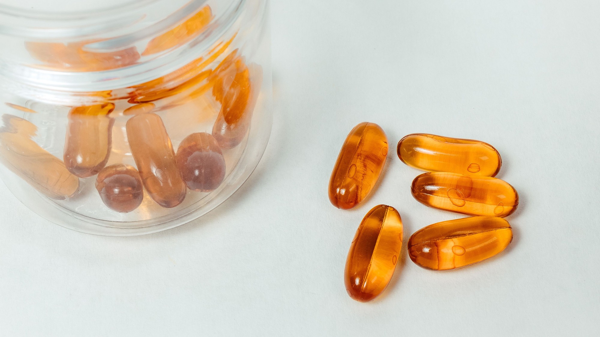 Doplnky s vitamínom D sa používajú na zvýšenie jeho hladiny v organizme, pričom pri vyšších dávkach je dôležité dávkovanie konzultovať s lekárom. (Ilustračný obrázok)