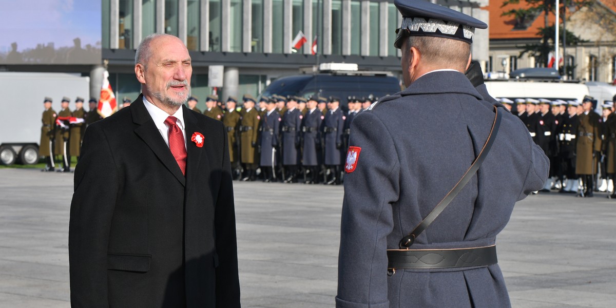 Antoni Macierewicz po raz pierwszy jako marszałek-senior otworzył posiedzenie Sejmu IX kadencji. Sprawdziliśmy majątek jednego  z czołowych polityków Prawa i Sprawiedliwości.