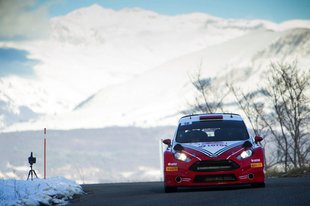 Rajd Monte Carlo: Kubica wypadł z trasy i już nie jedzie. WIDEO