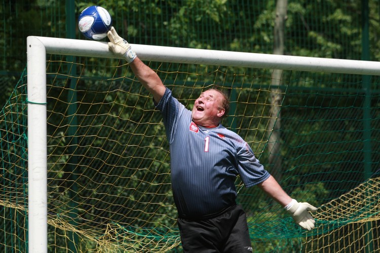'Niestety jedyny ratunek w zawodnikach Samoobrony, którzy jako jedyni nie są utytłani w futbolowe afery i rozpieprzą to całe towarzystwo (…) Nie interesują mnie żadne stołki. Z chęcią poparłbym Samoobronę za obietnicę zrobienia czystki w PZPN' (kwiecień 2004 r.)