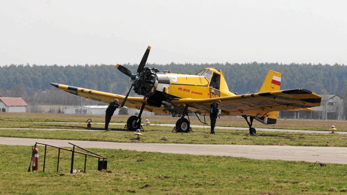 Wieczorem na lotnisku 41. Bazy Lotnictwa Szkolnego w Dęblinie rozbił się samolot pożarniczy. W katastrofie zginął pilot - informuje portal wyborcza.pl.