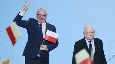 Jarosław Kaczyński i Joachim Brudziński podczas wieczoru wyborczego PiS