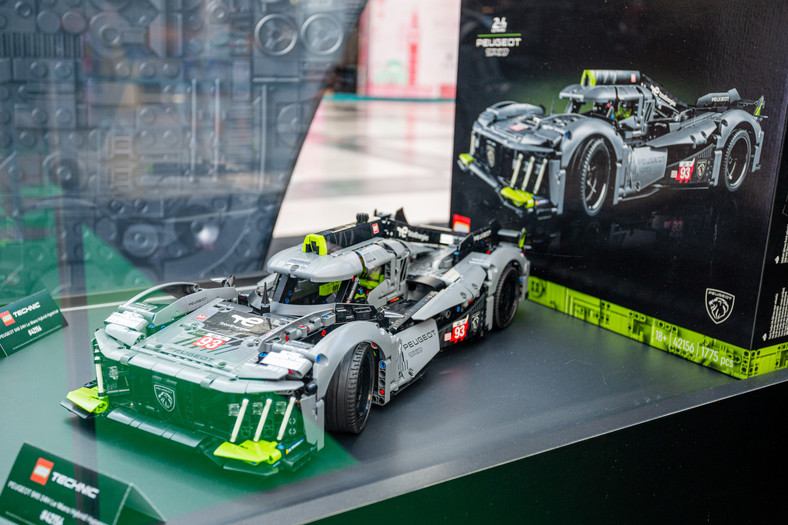 Peugeot 9X8 Hybrid Hypercar z klocków LEGO w Warszawie