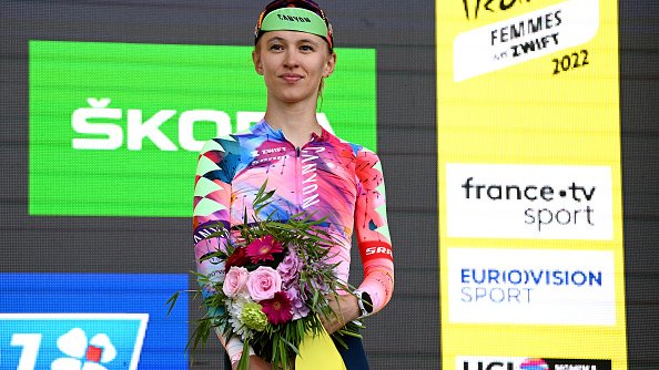 Katarzyna Niewiadoma na trzecim miejscu na podium Tour de France Femmes 2022