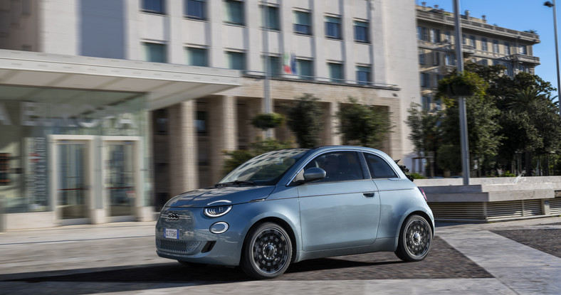 Elektryczny Fiat 500 zostaje autem piłkarskich Mistrzów Europy