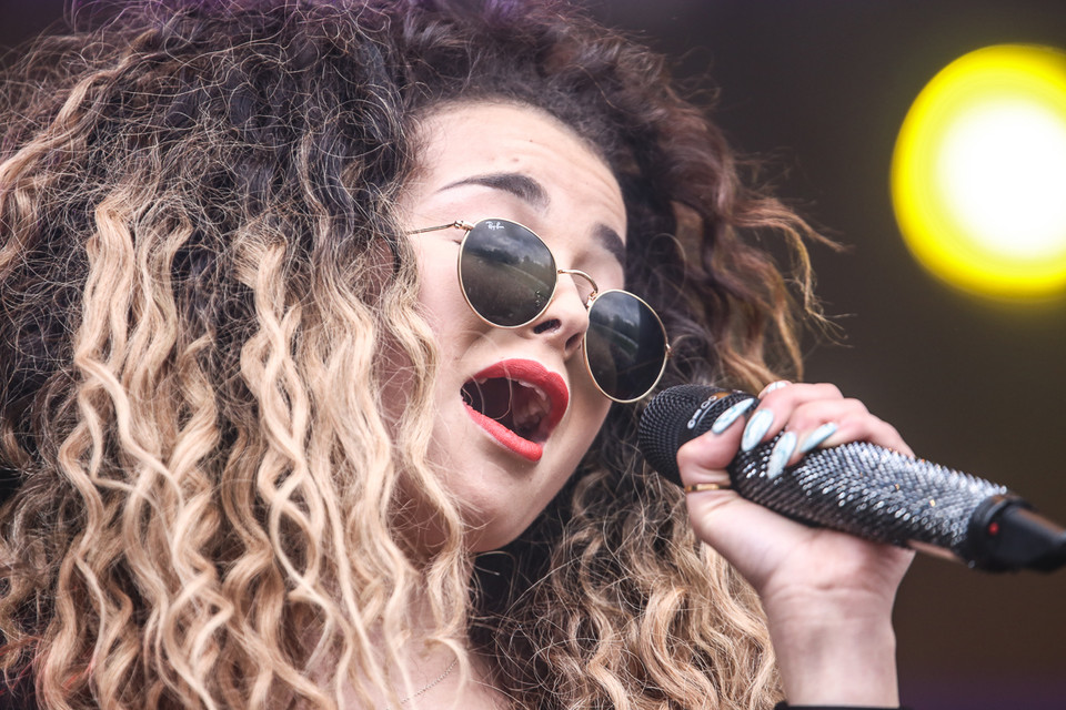 Ella Eyre z zespołem na Orange Warsaw Festival 2014