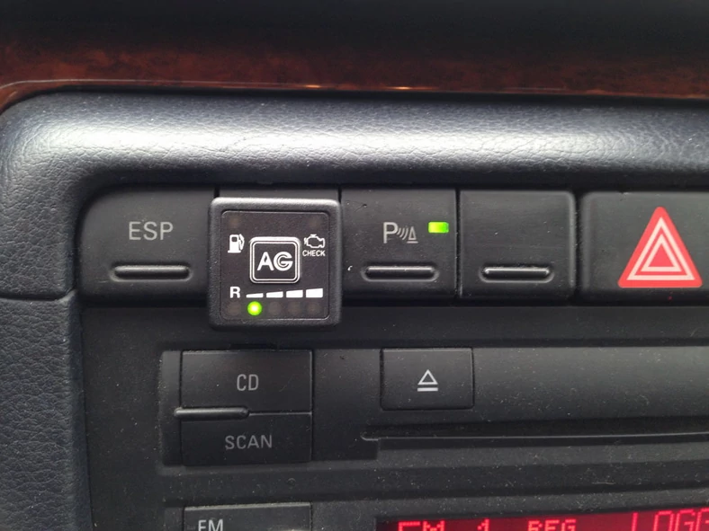 Jedyną modyfikacją we wnętrzu Audi A4 jest montaż włącznika instalacji LPG.