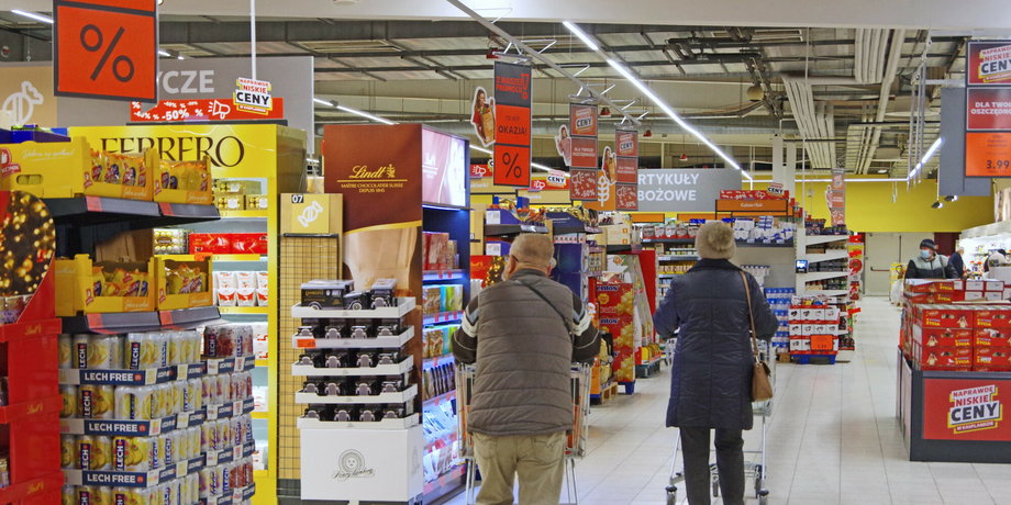 Promocje w grudniu w polskich sklepach nie były tak atrakcyjne, jak rok wcześniej. Ceny są już o prawie jedną czwartą wyższe.