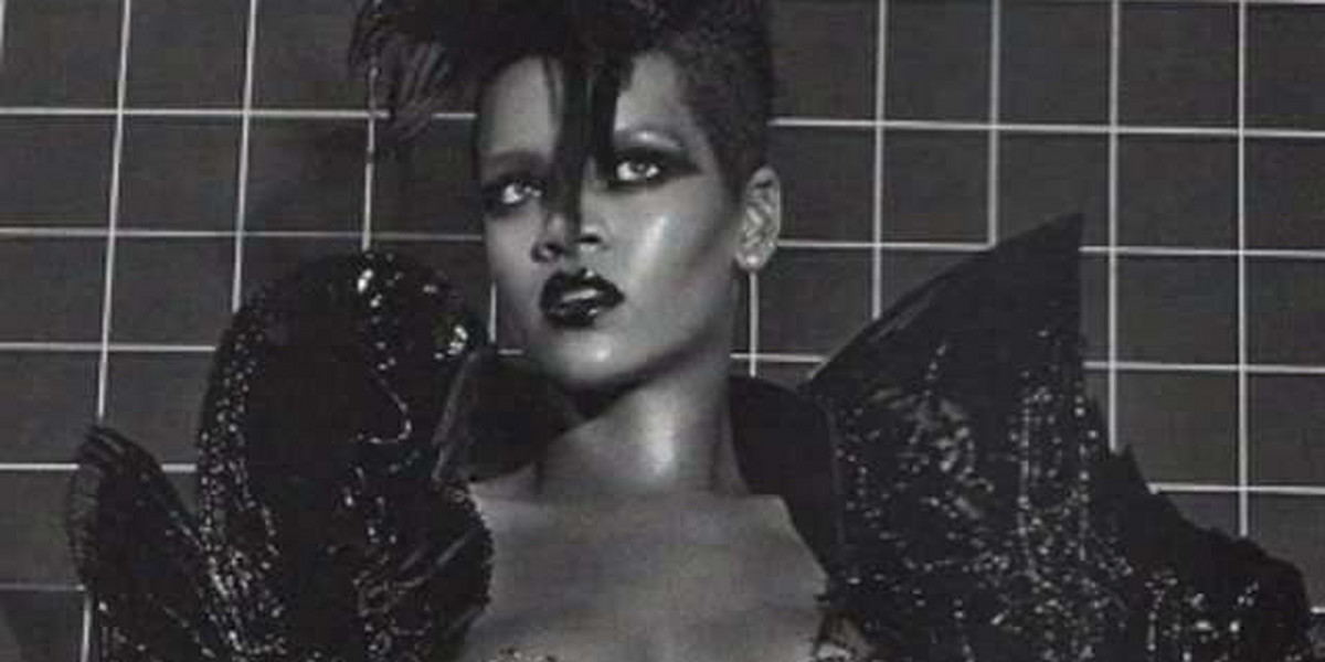 Rihanna topless. FOTO