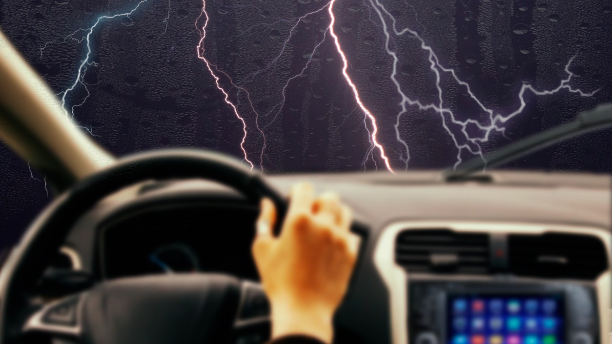 Bezpečnosť áut počas búrky.