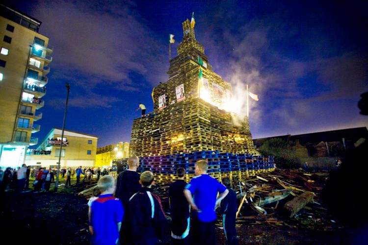 Co roku północnoirlanddzy  lojaliści urządzają marsze, które maja podkreślić ich przywiązanie do brytyjskiej korony. Obchody te są często żródłem konfliktów z miejscowymi katolikami